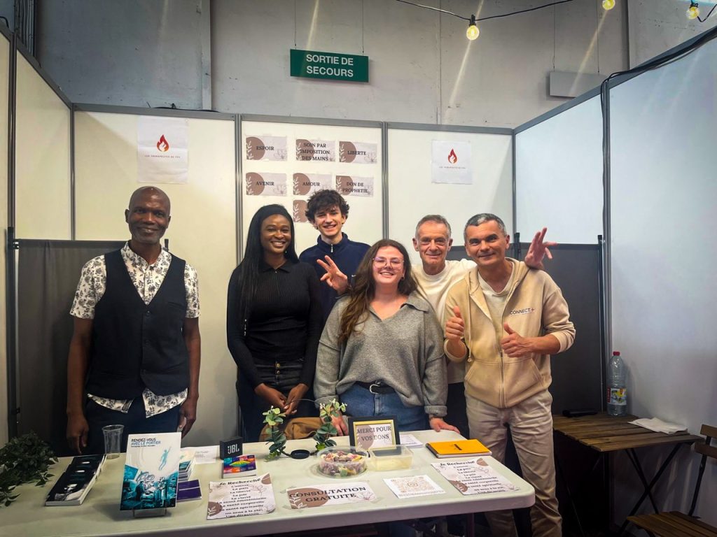 équipe Together We Plant tient un stand au salon de l'ésotérisme à la foire de Marseille